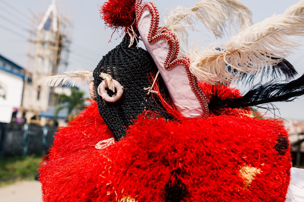 Un primer plano de una máscara de carnaval con plumas