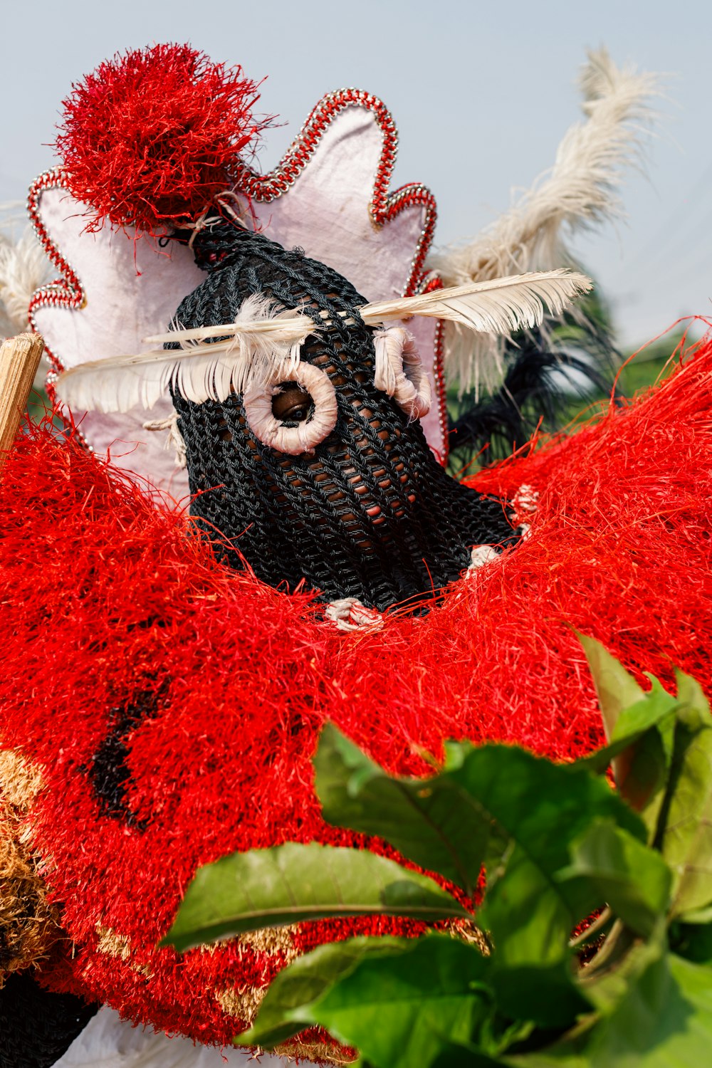 una persona disfrazada con plumas y plumas