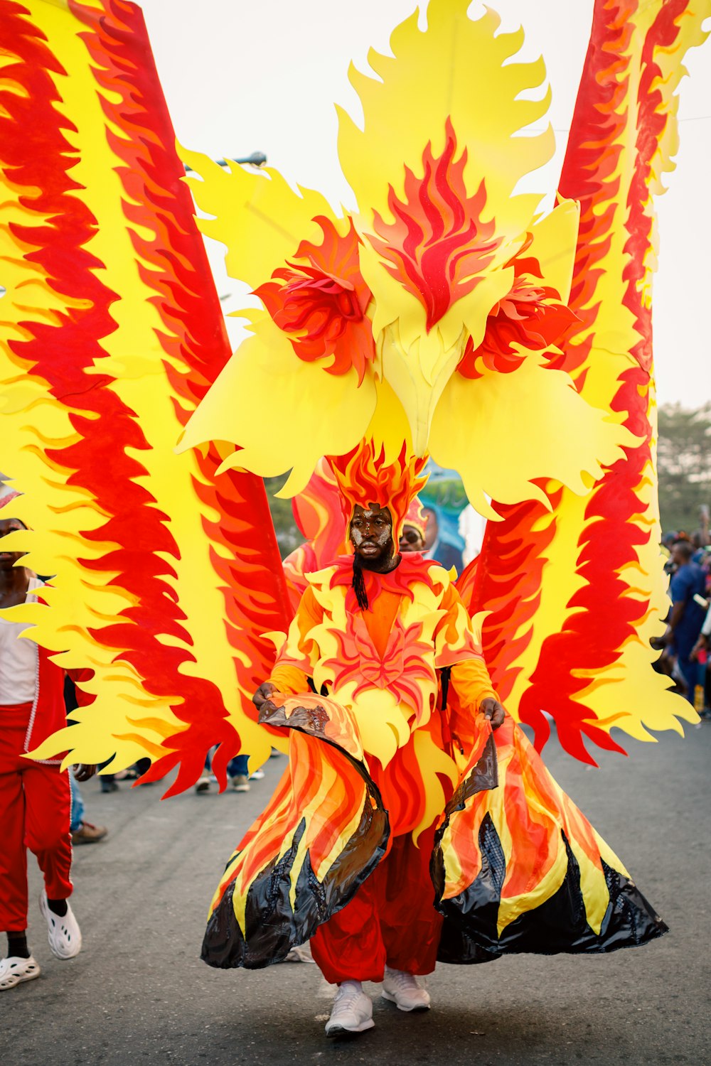 une personne en costume marchant dans une rue