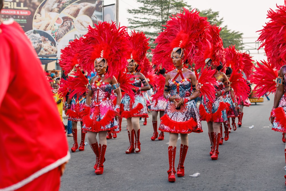 Un grupo de mujeres con trajes rojos y rosas