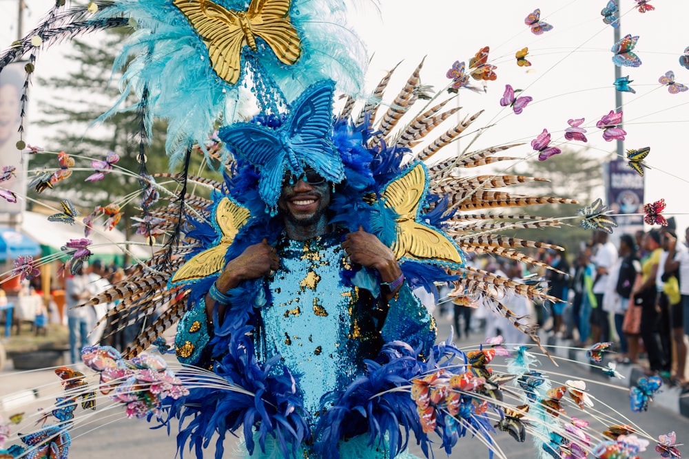 un homme en costume bleu et or