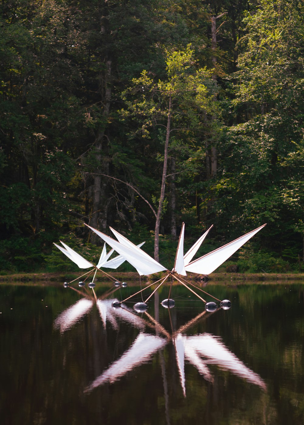 una scultura bianca seduta in mezzo a un lago
