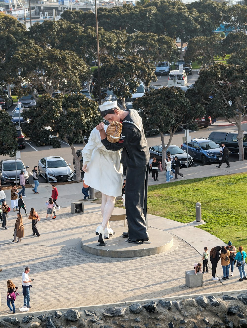 a statue of a man and a woman kissing