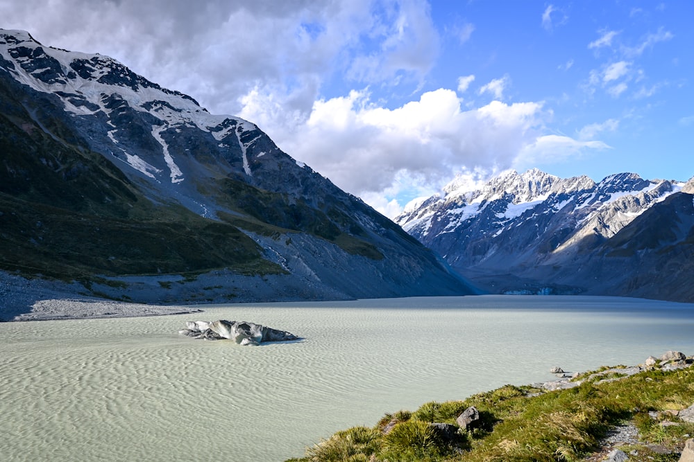 un grand plan d’eau entouré de montagnes