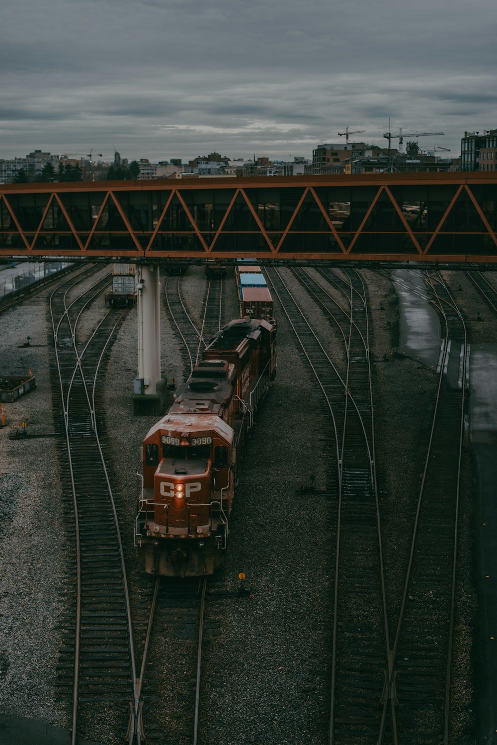 un train roulant sur une voie ferrée sous un pont