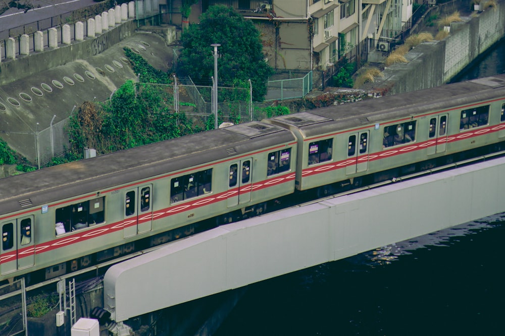 um trem viajando sobre uma ponte sobre a água