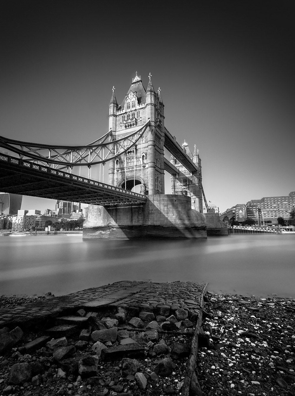 Uma foto em preto e branco da Tower Bridge