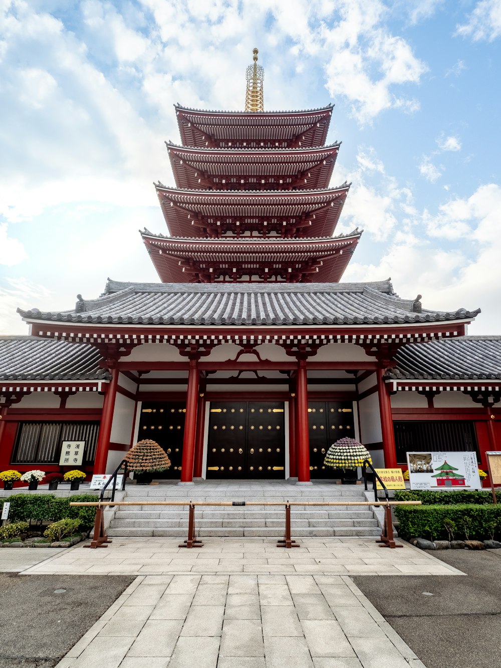 背の高い赤い建物とその上に高い塔