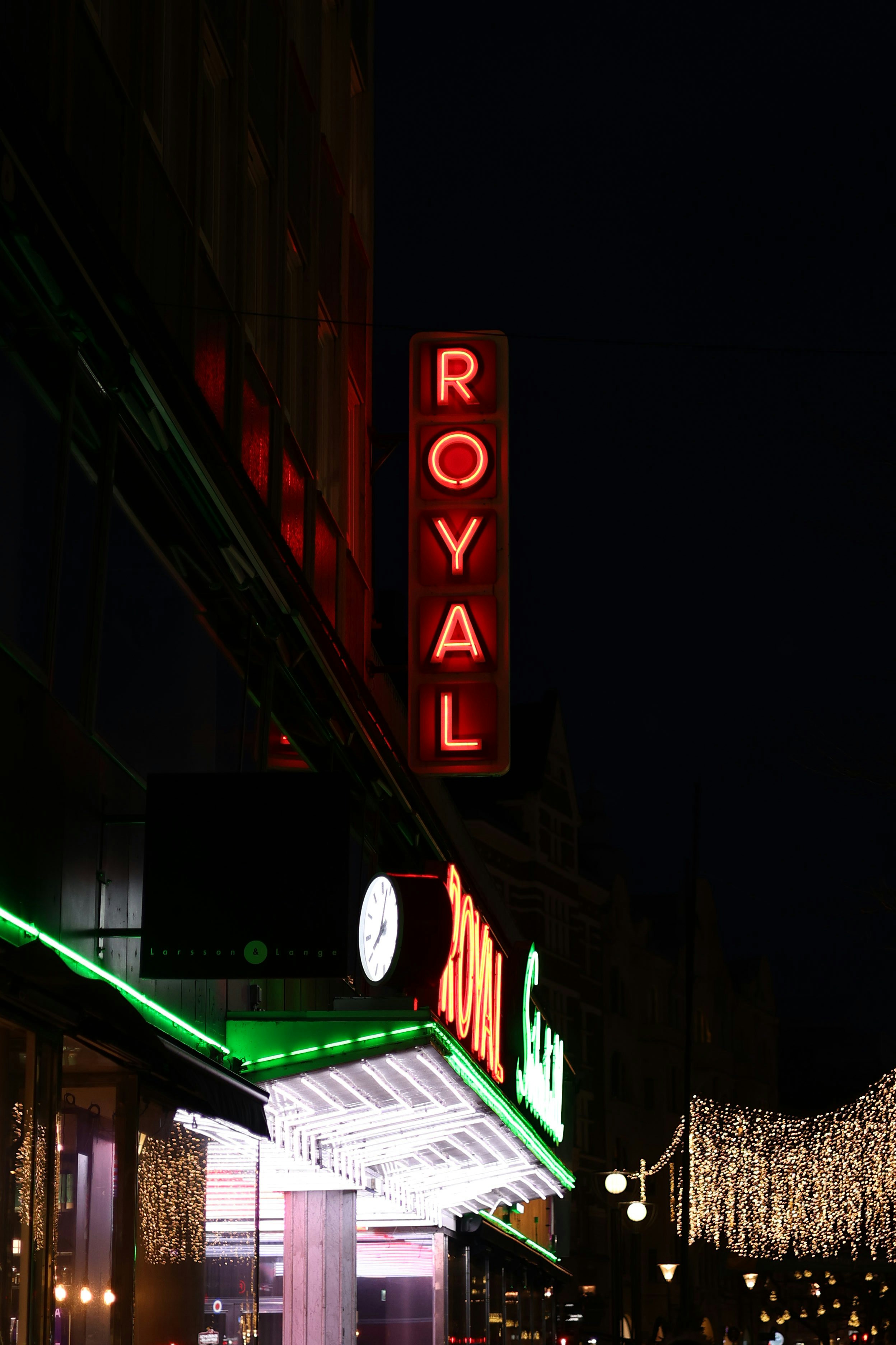 L’enseigne de l’hôtel Royal s’illumine la nuit