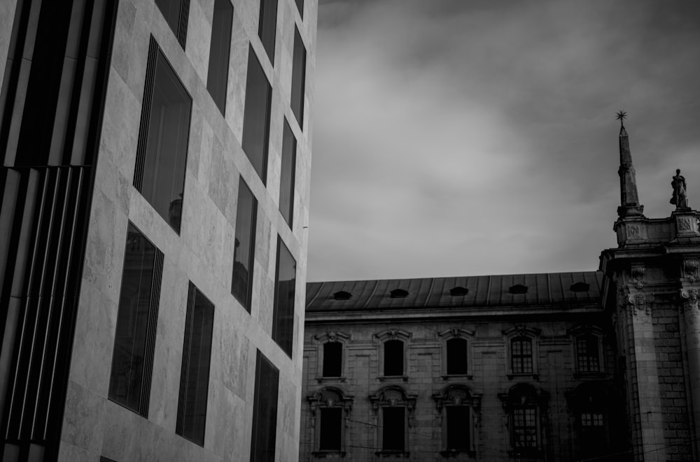 a black and white photo of a tall building