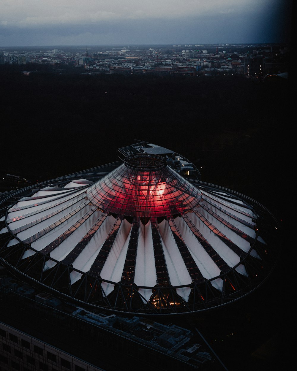 Una vista aérea de un edificio con una luz roja en el centro