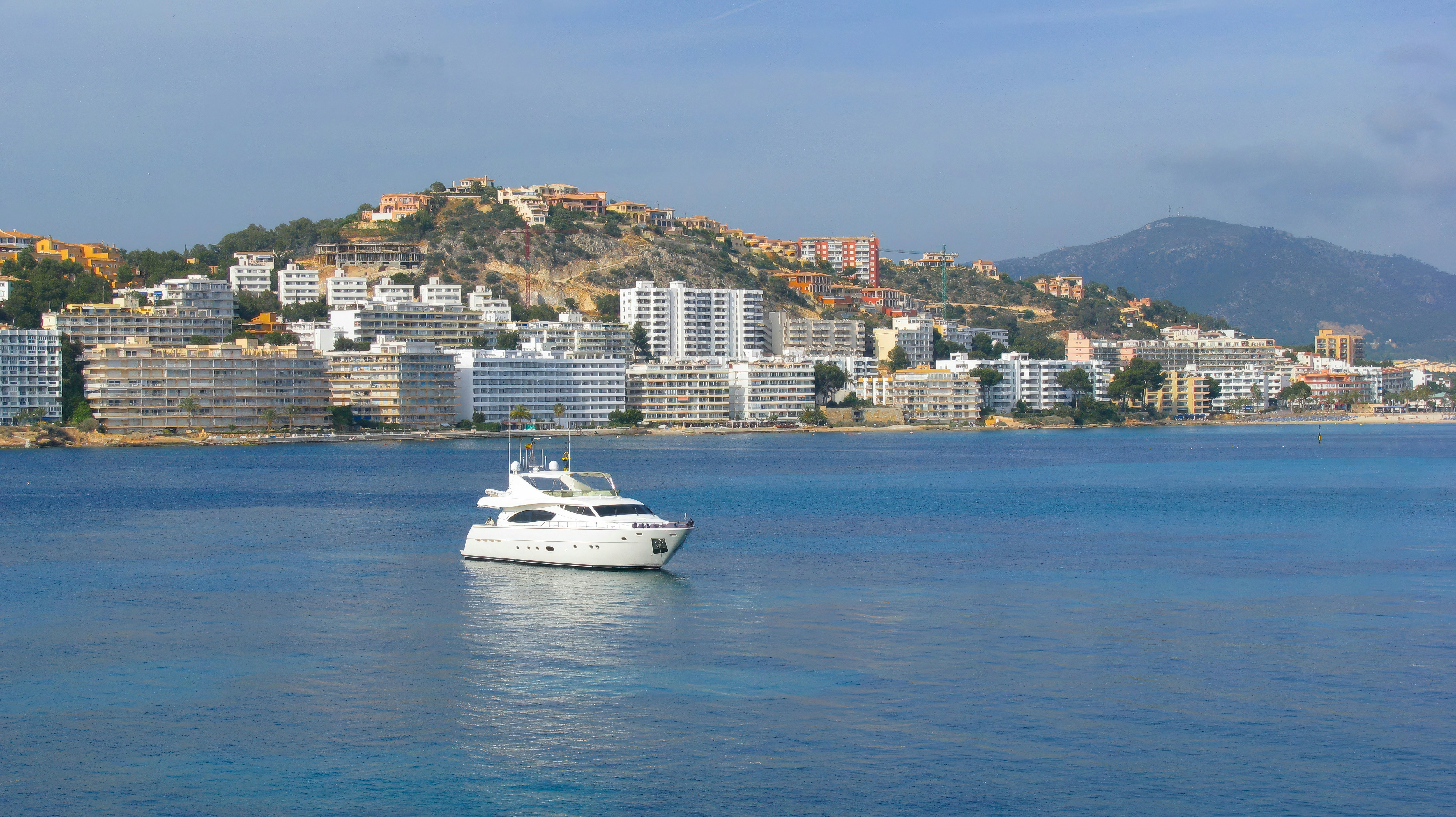 A large white boat floating on top of a body of water photo – Free Grey ...
