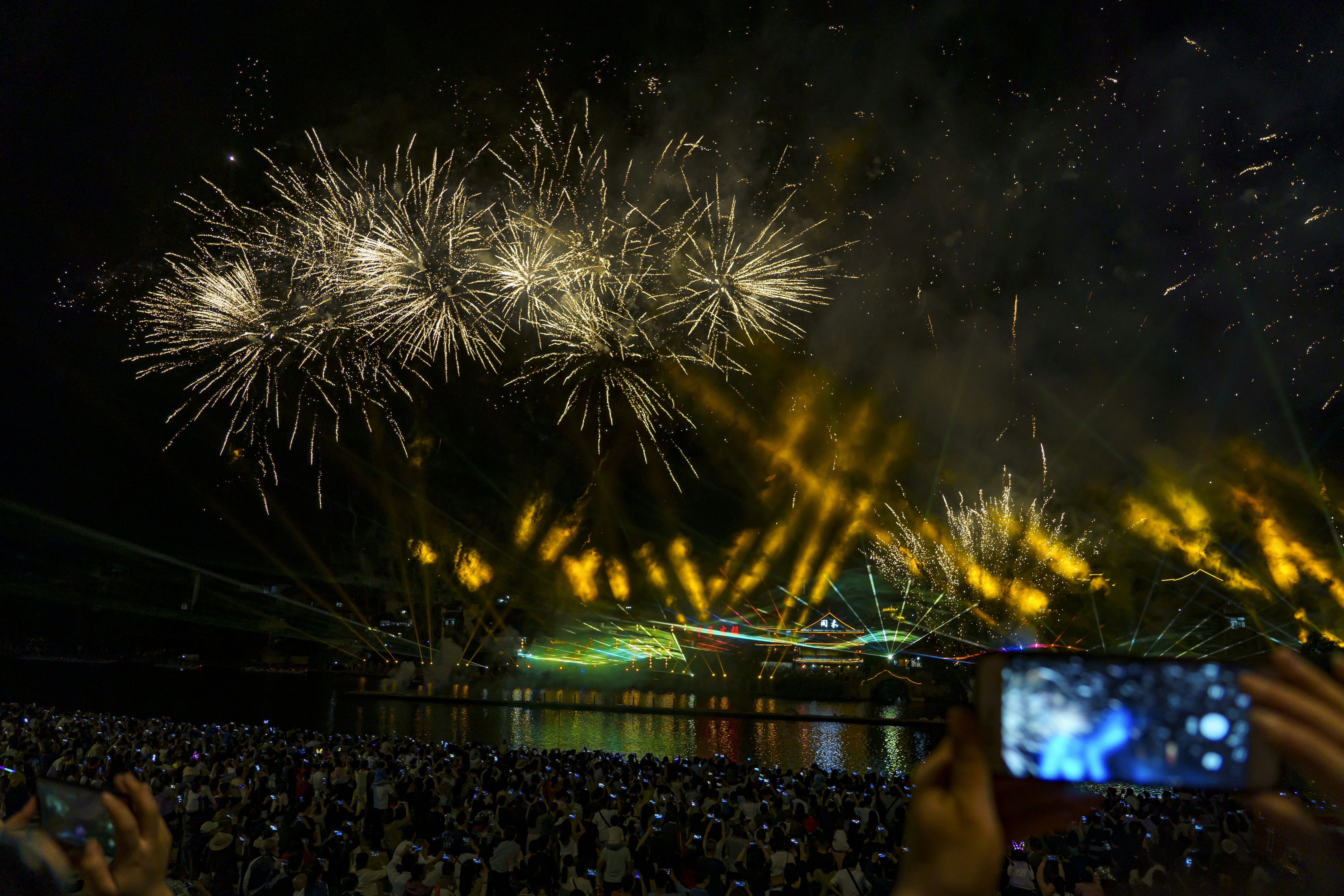 eine Menschenmenge, die ein Feuerwerk beobachtet