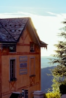 Vista panoramica di un edificio storico restaurato con cura e attenzione ai dettagli