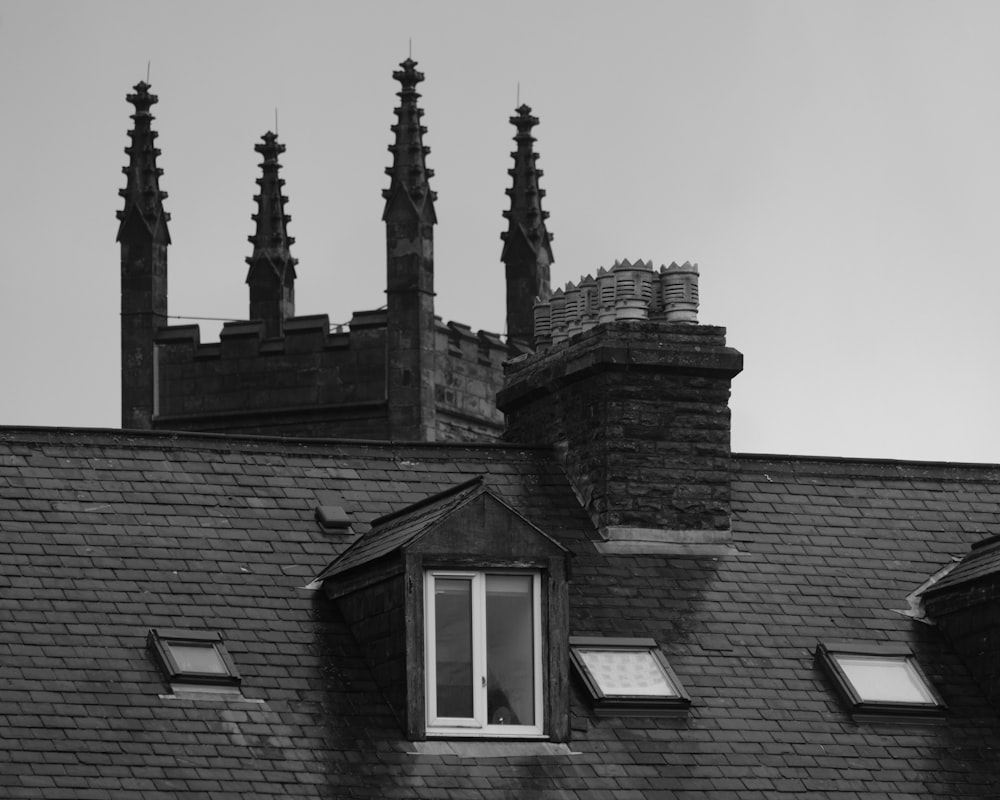 굴뚝이 있는 건물의 흑백 사진