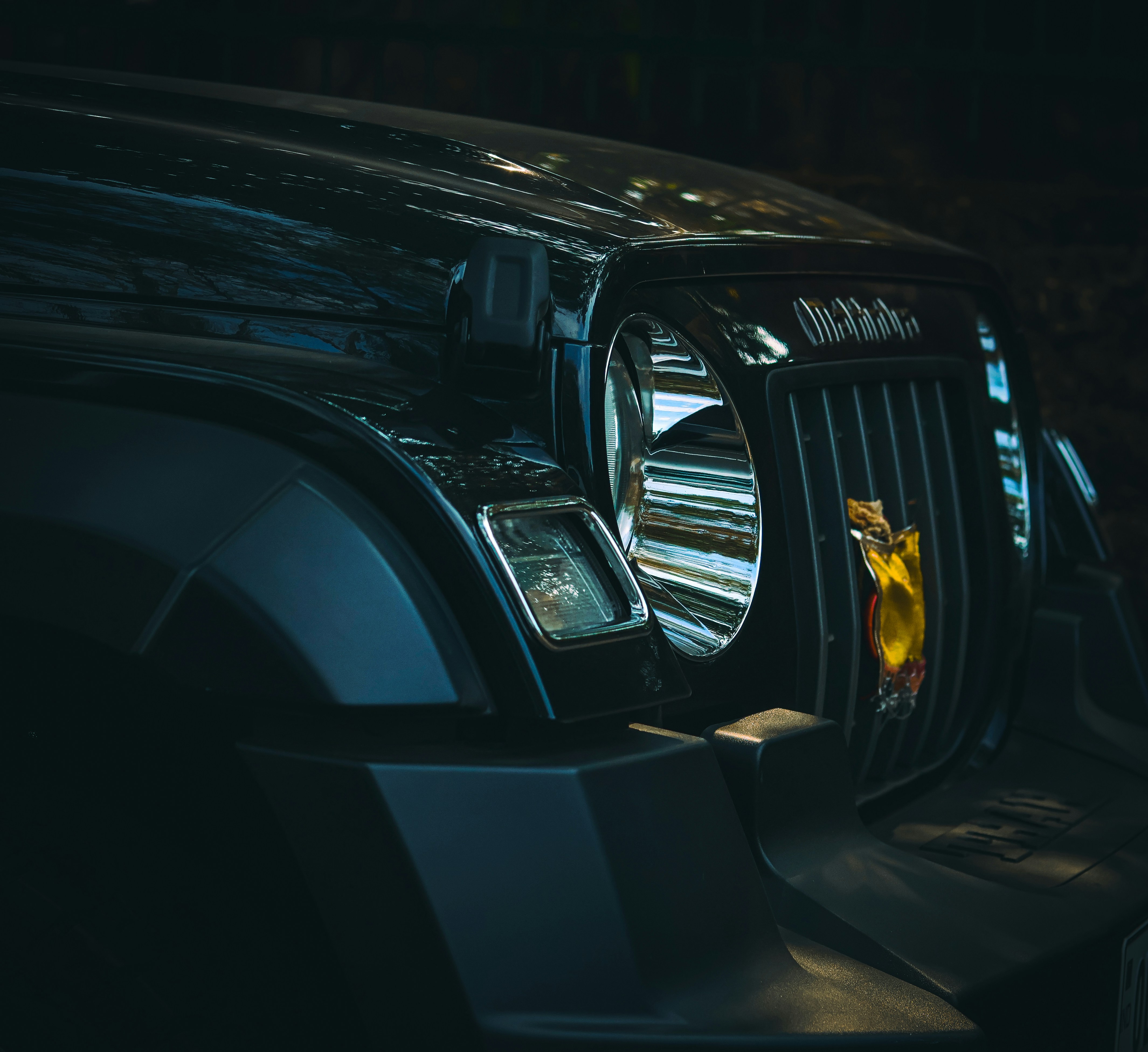 Un primer plano de la parte delantera de una camioneta negra