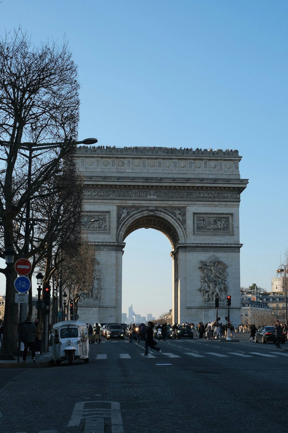 the arc of triumph in the city of paris