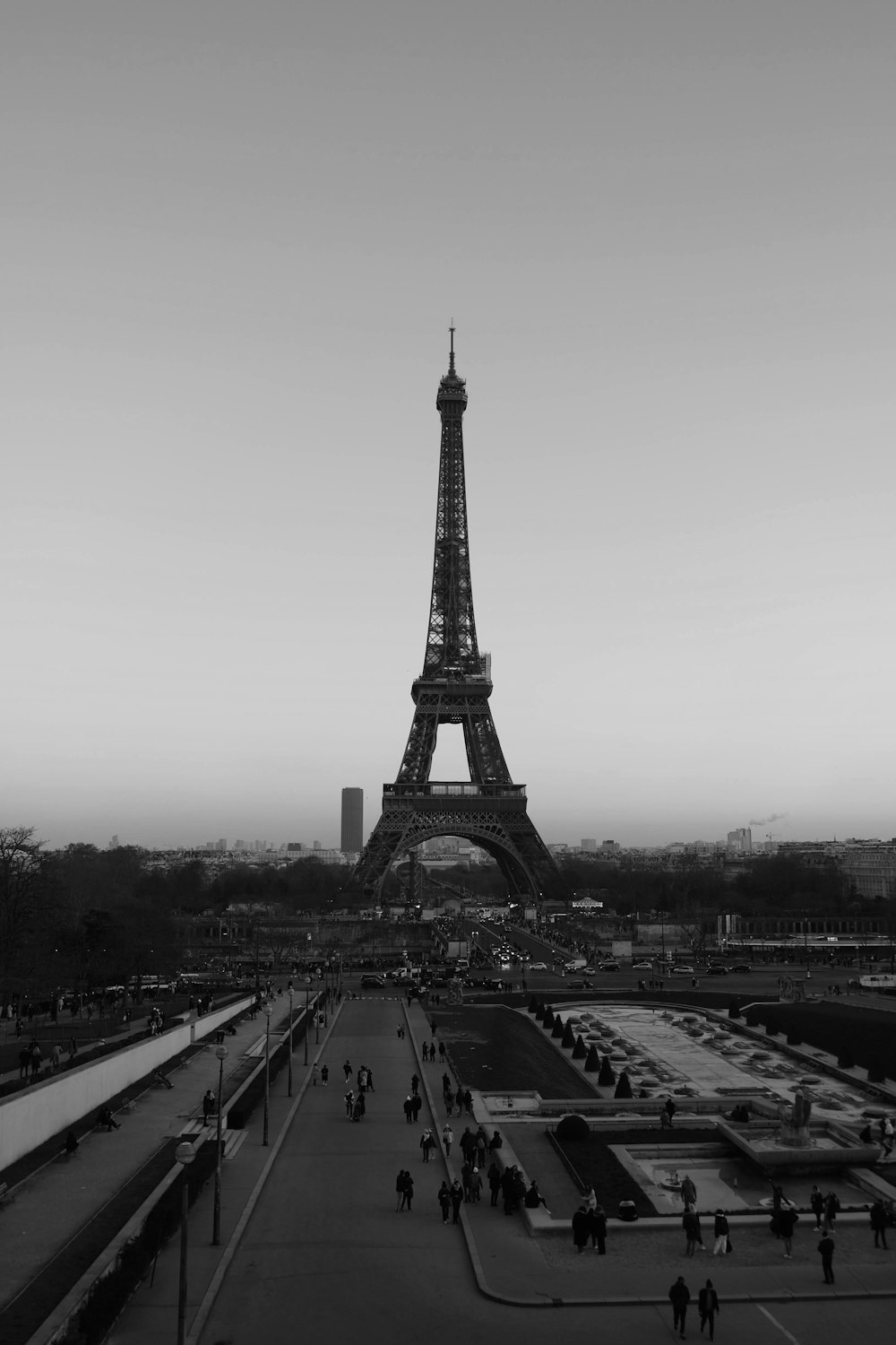 a black and white photo of the eiffel tower