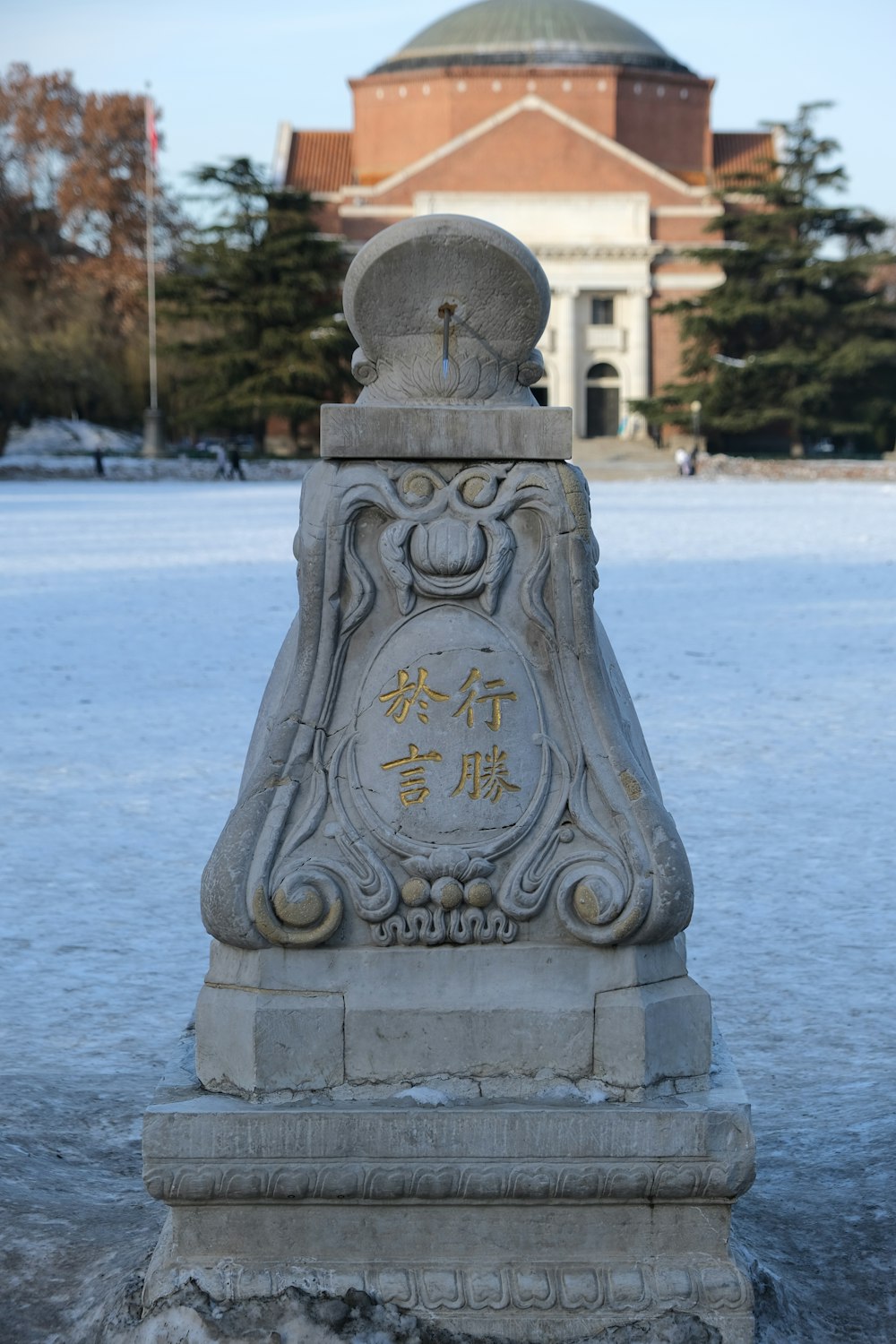 雪の降る日、建物の前にある像