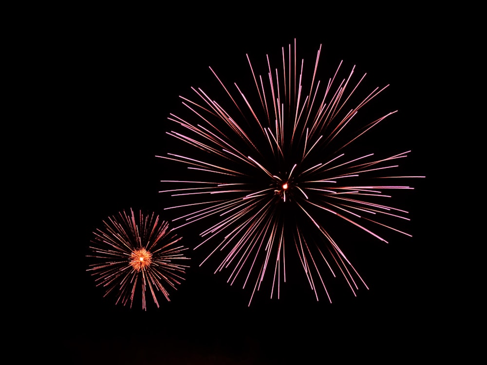 un par de fuegos artificiales que están en el cielo