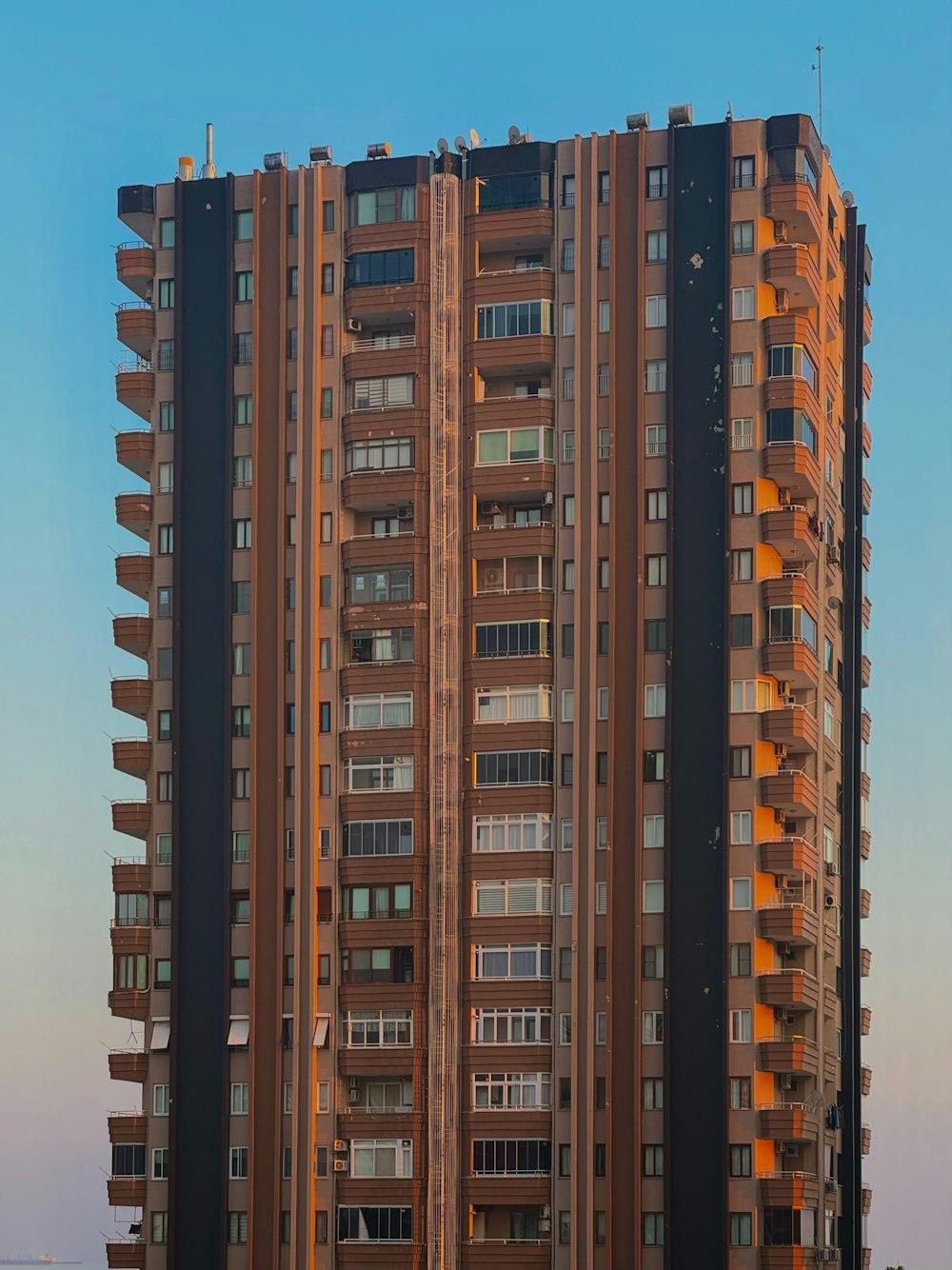 Un edificio muy alto con muchas ventanas