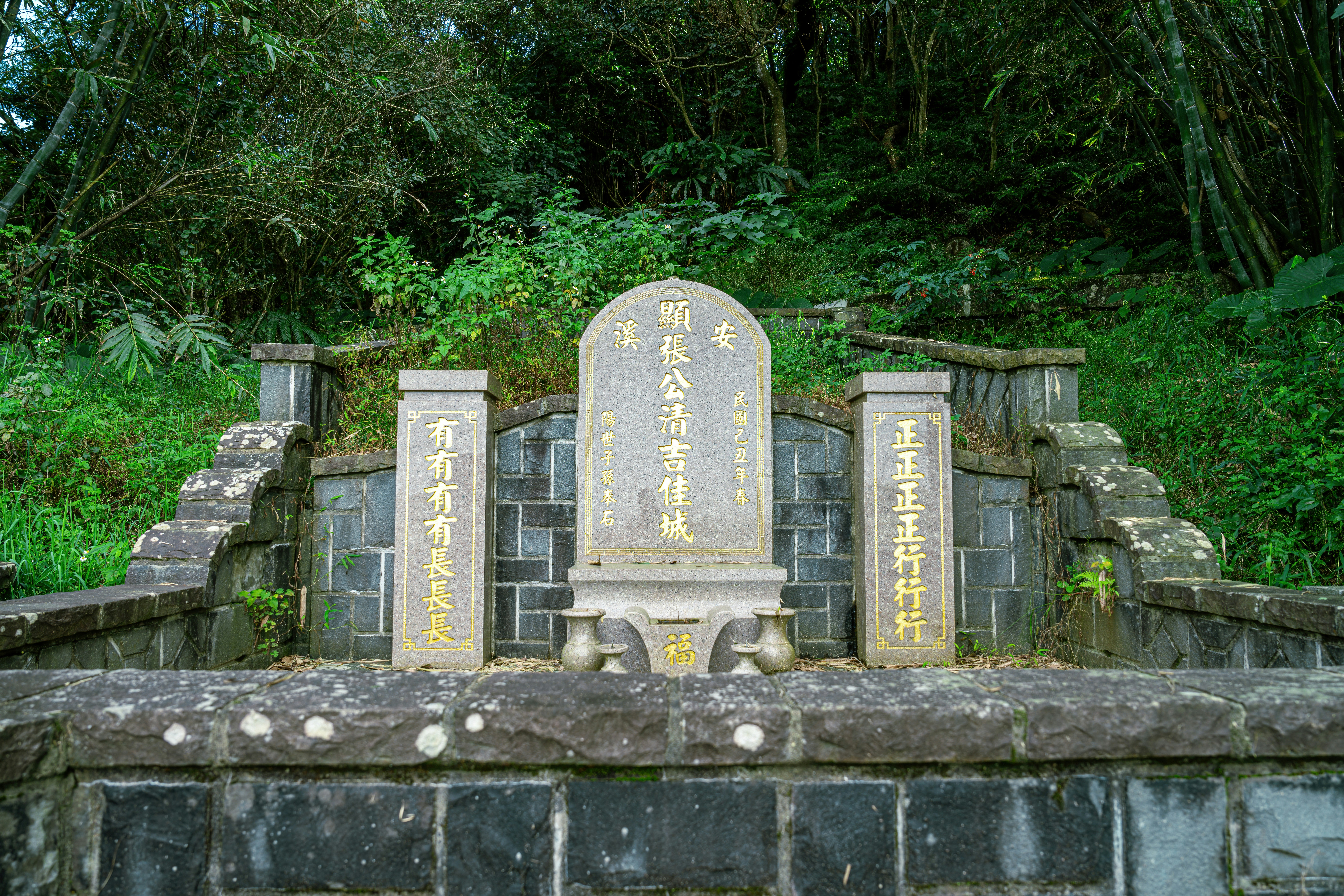 a stone monument with asian writing on it