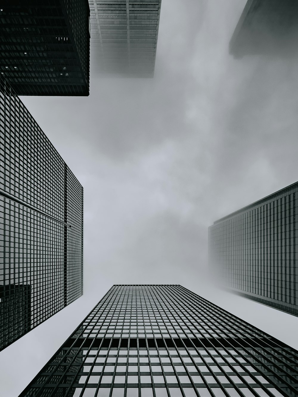 uma foto em preto e branco de edifícios altos