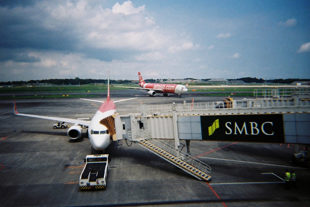 空港の駐機場の上に鎮座する大型ジェット旅客機