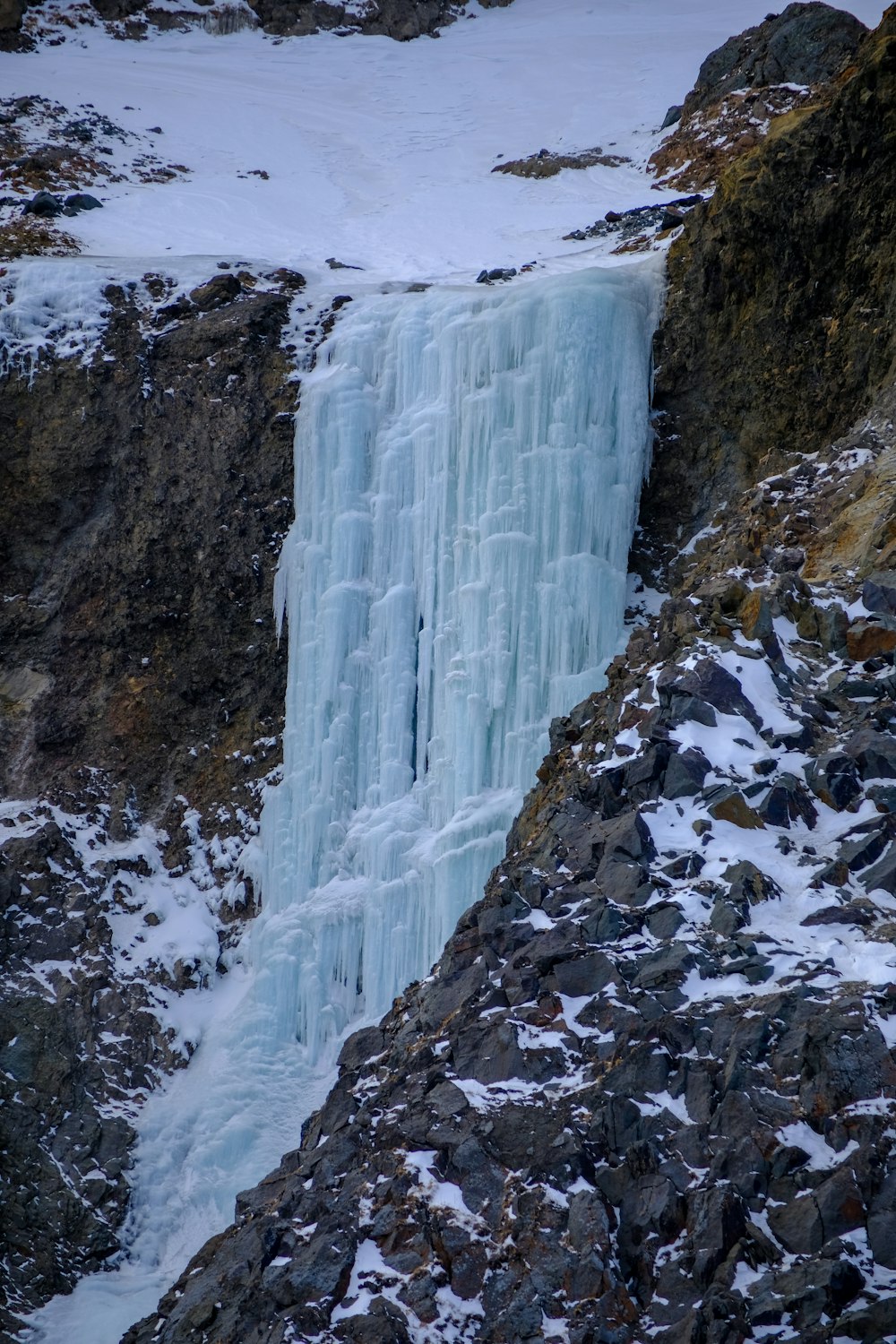 una cascada congelada en medio de una montaña