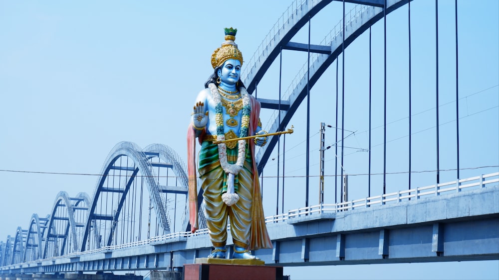 uma estátua de um deus em uma ponte