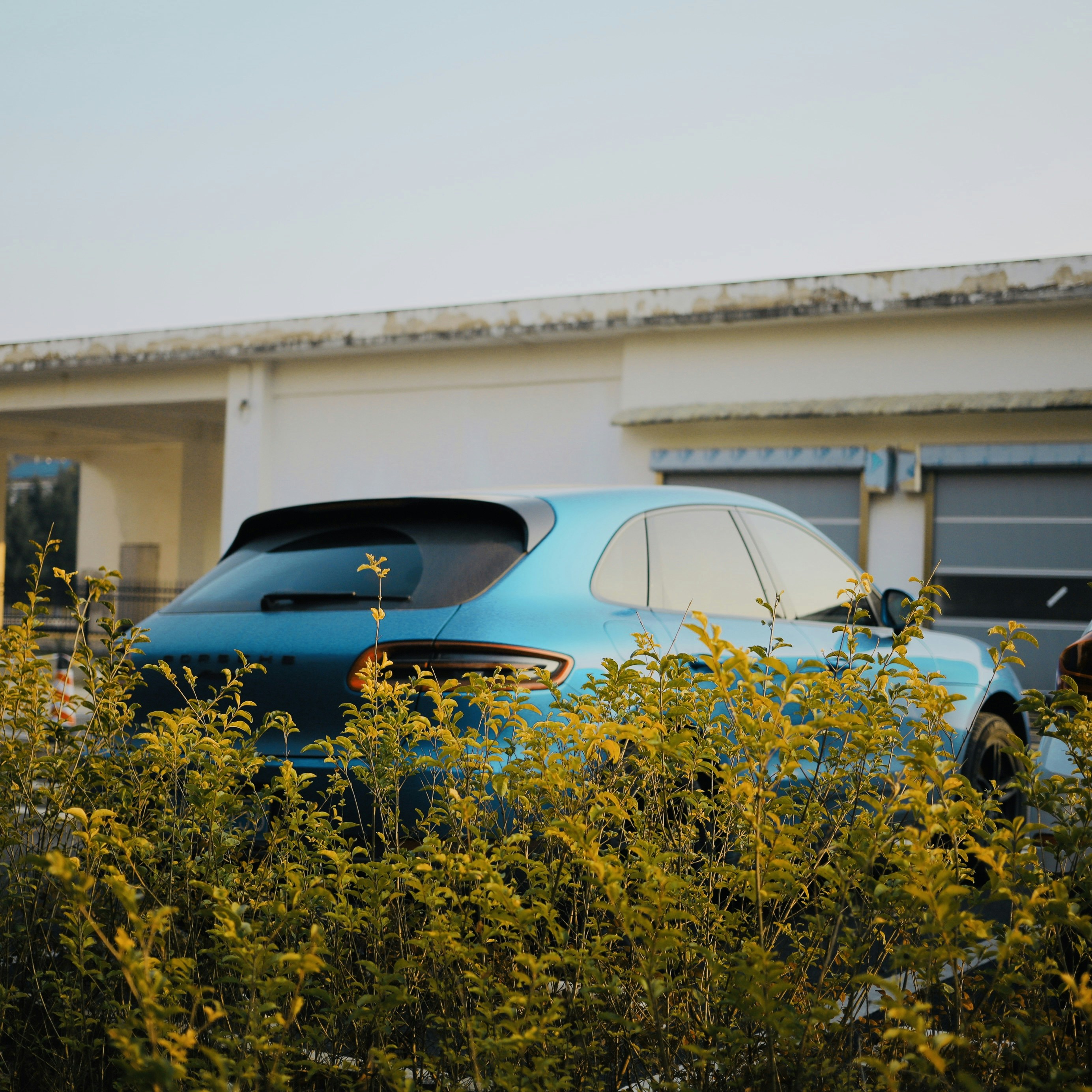 un'auto blu parcheggiata davanti a un garage