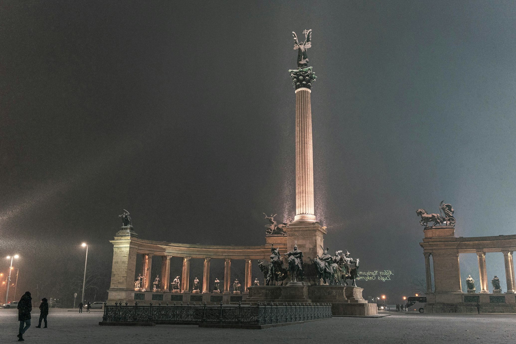 Il monumento di Piazza degli Eroi a Budapest di notte