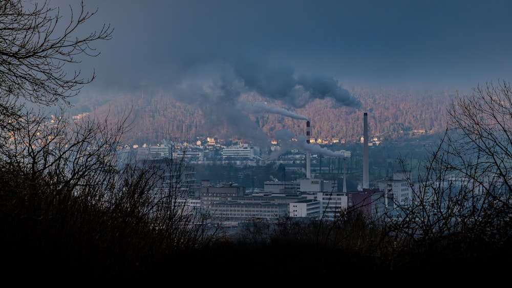 Il fumo si alza da una fabbrica in una città