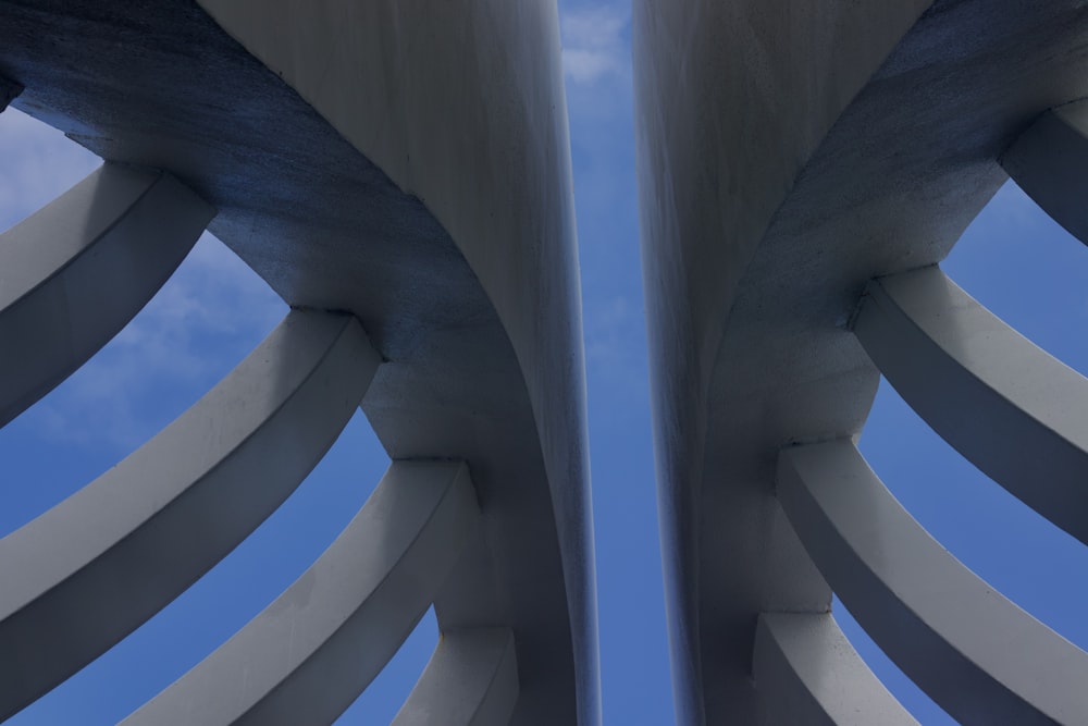 um close up de uma estrutura metálica com um céu azul ao fundo