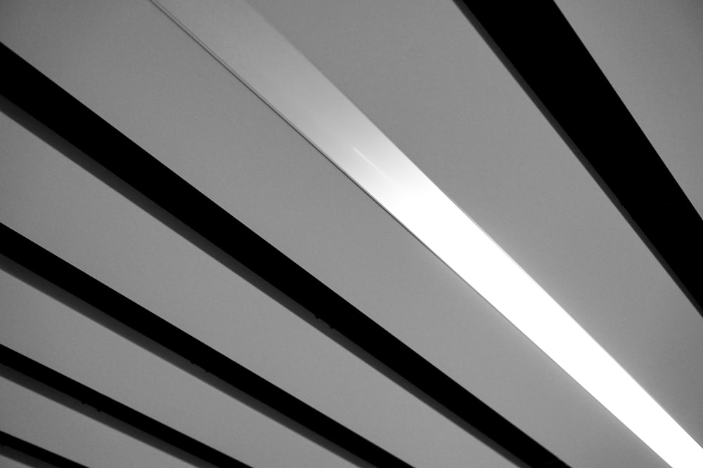 uma foto em preto e branco de uma luminária