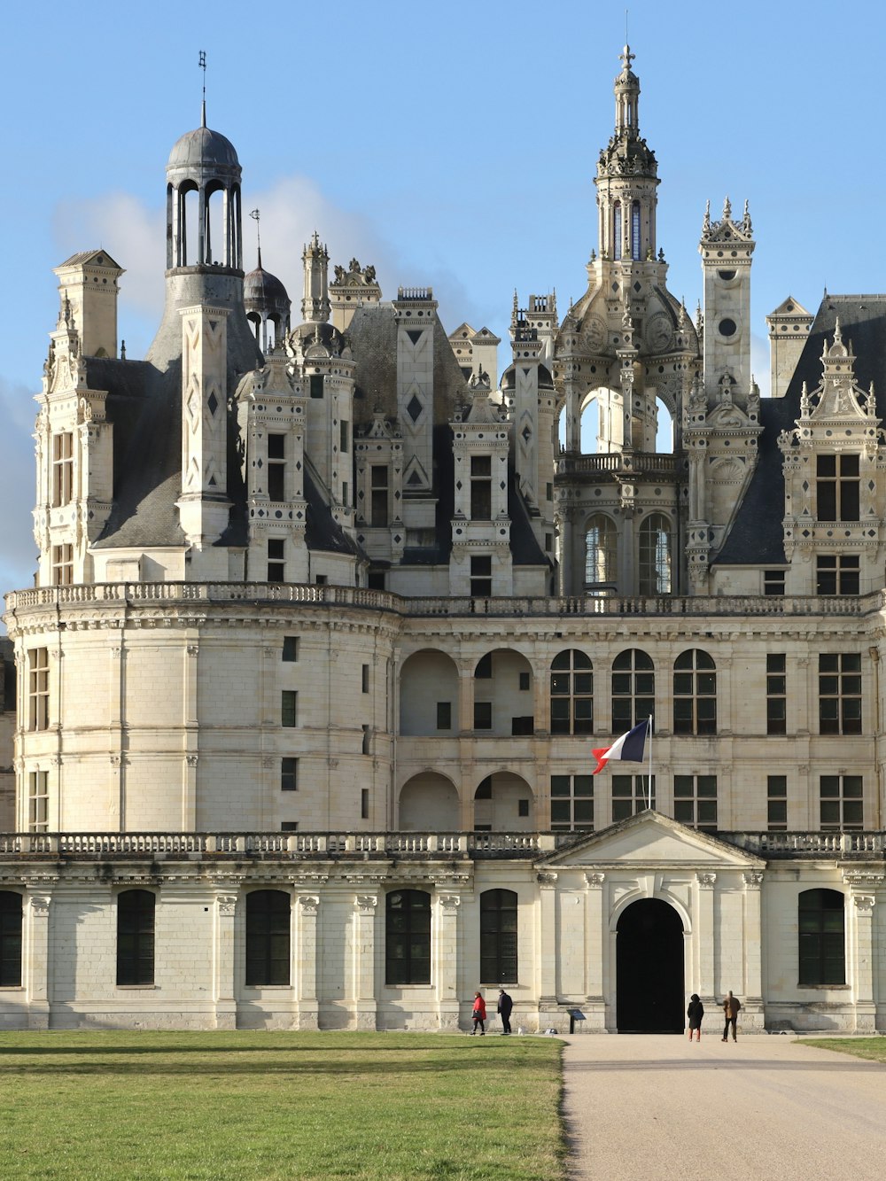 un grand bâtiment avec un drapeau flottant devant lui