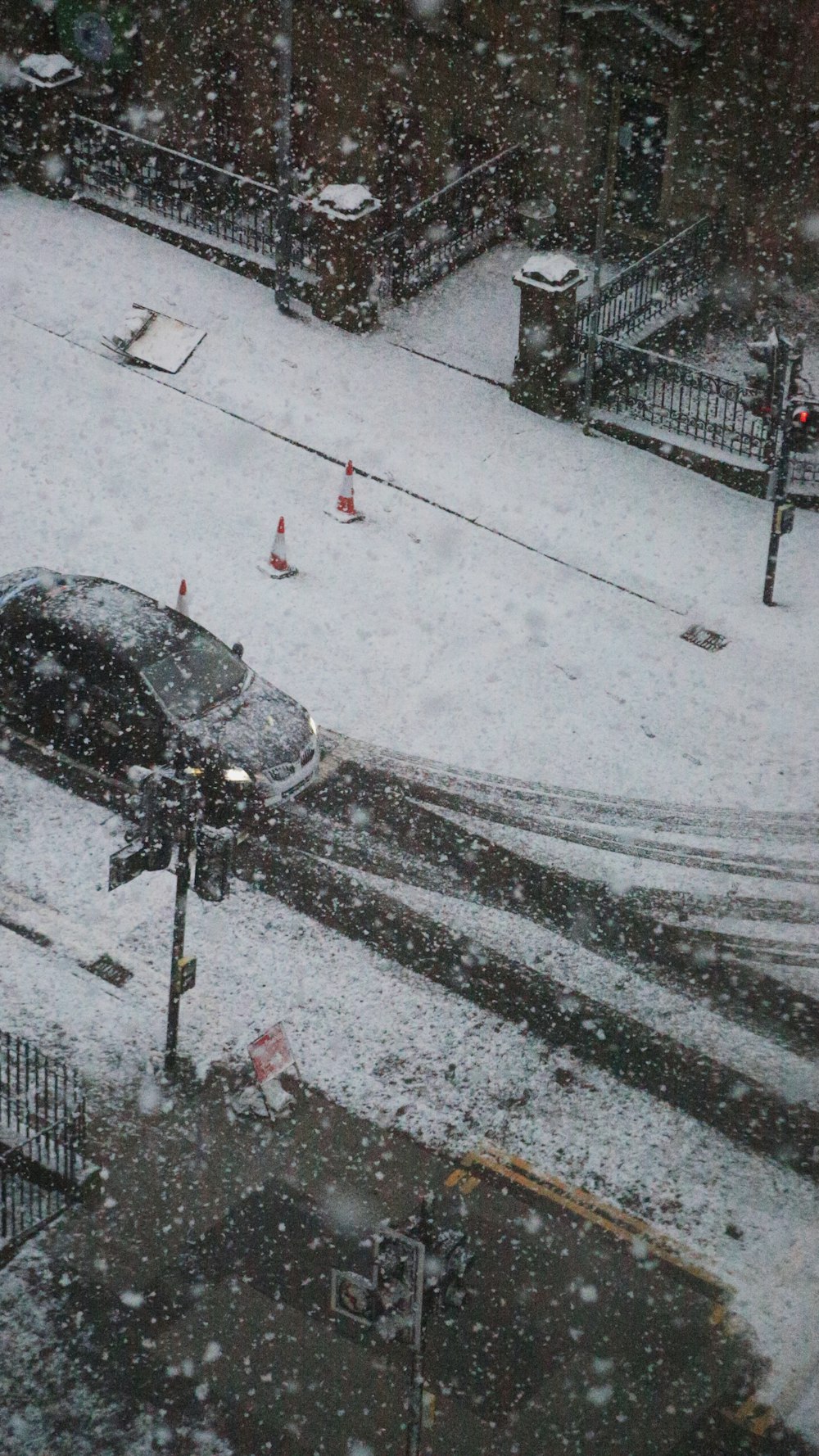 Une voiture est garée sur le bord de la route dans la neige