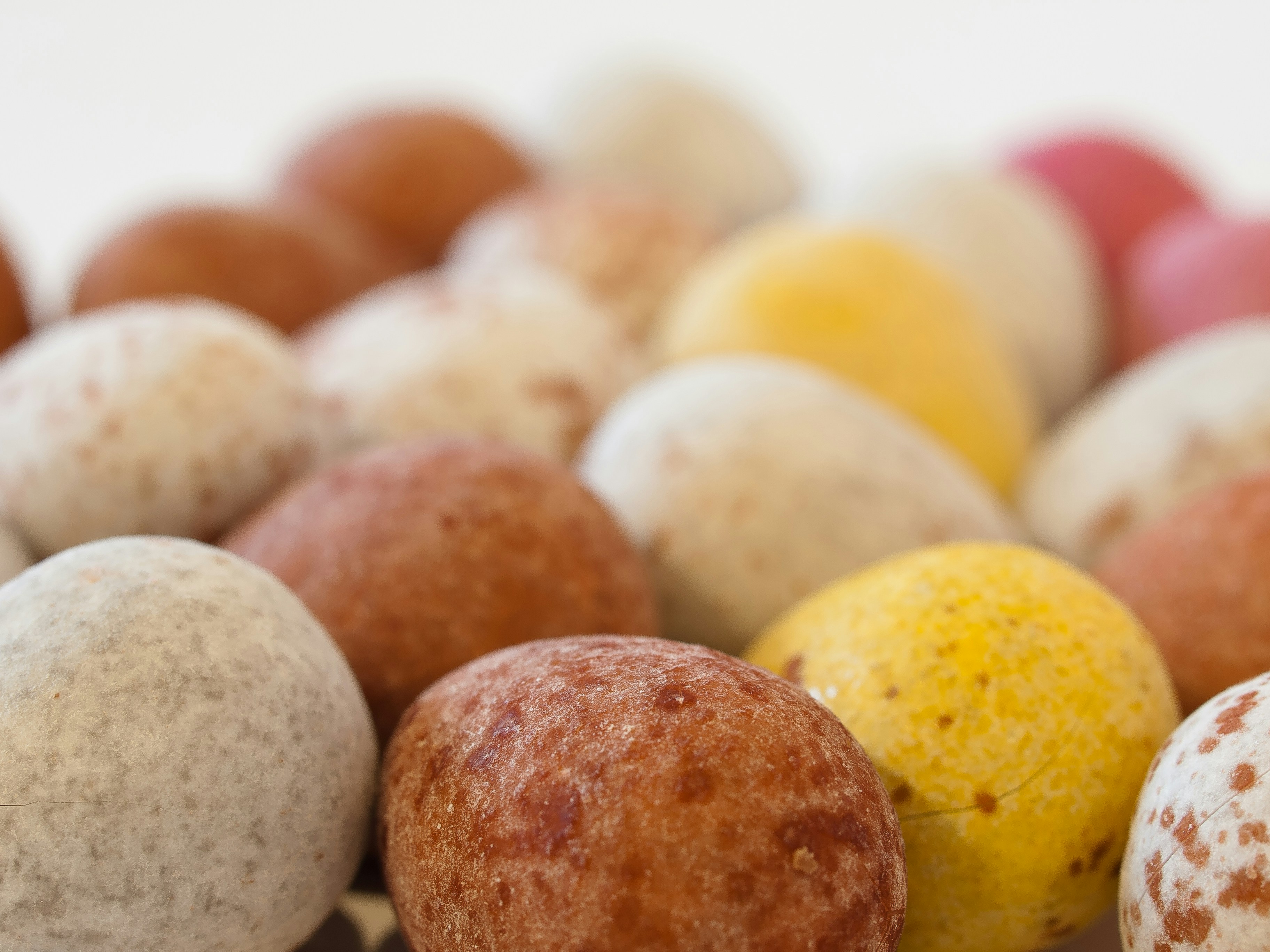 um close up de um monte de bolas de cores diferentes