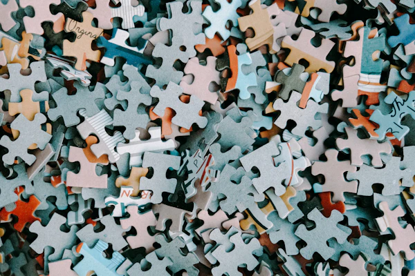 Pile de pièces de puzzle colorées