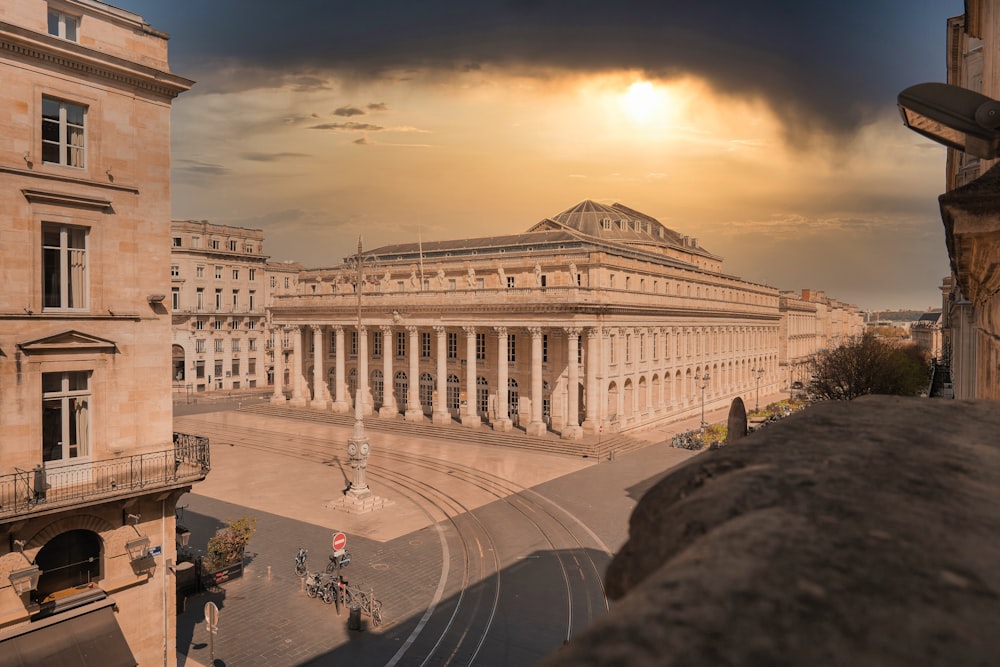 Una veduta di un grande edificio da un balcone