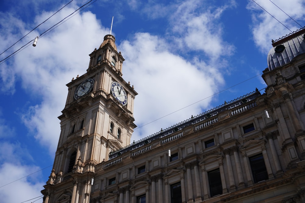 un grand bâtiment surmonté d’une horloge