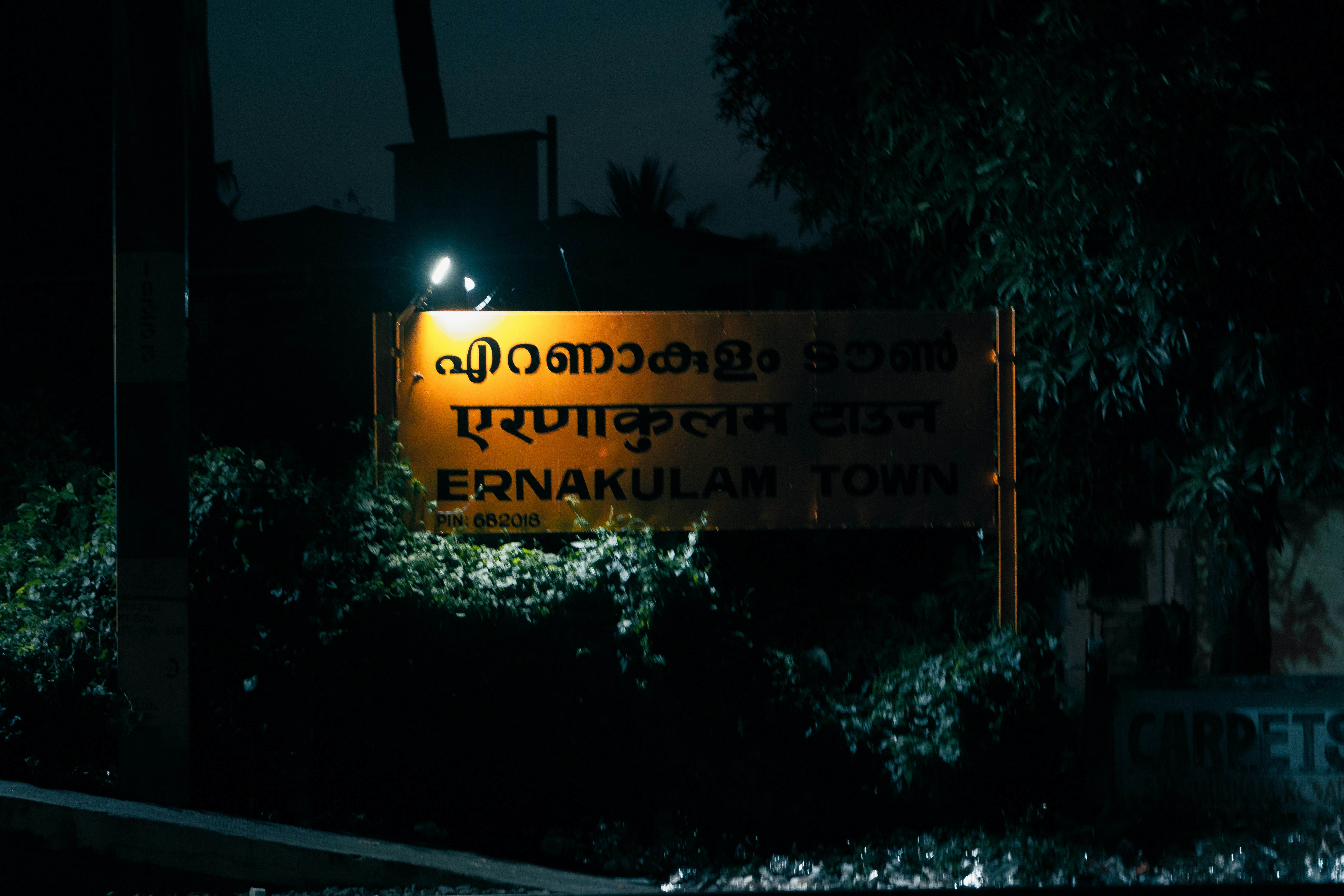 a street sign lit up at night in a foreign language