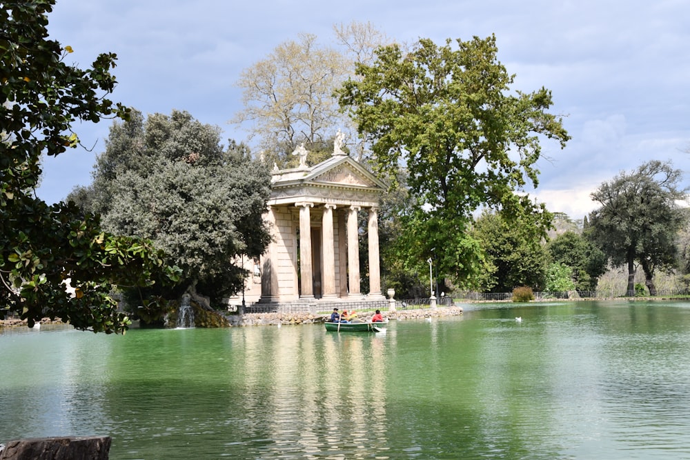 una piccola barca che galleggia in cima a un lago