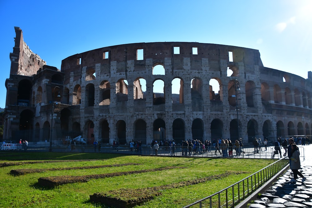 un gruppo di persone in piedi davanti a un vecchio edificio