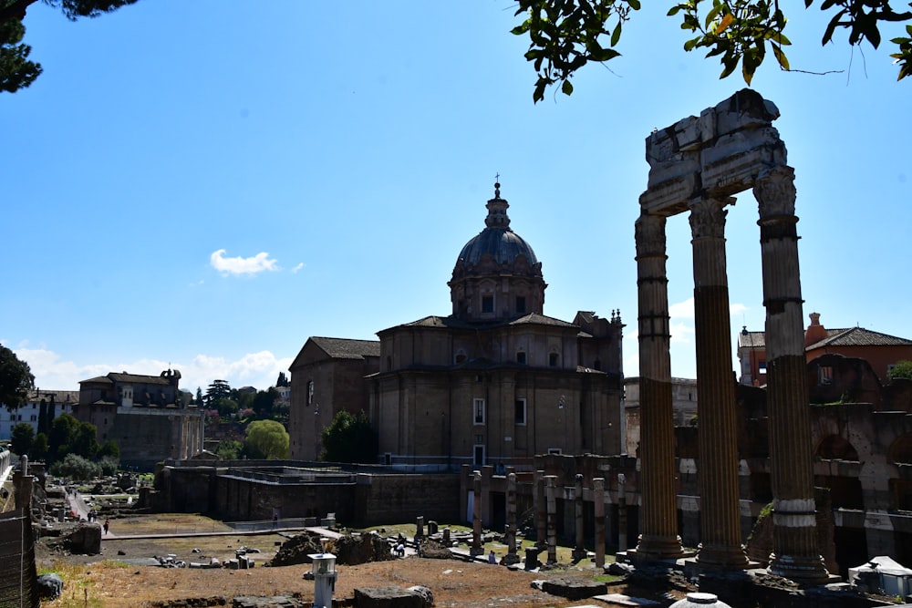 un grande edificio con una cupola in cima