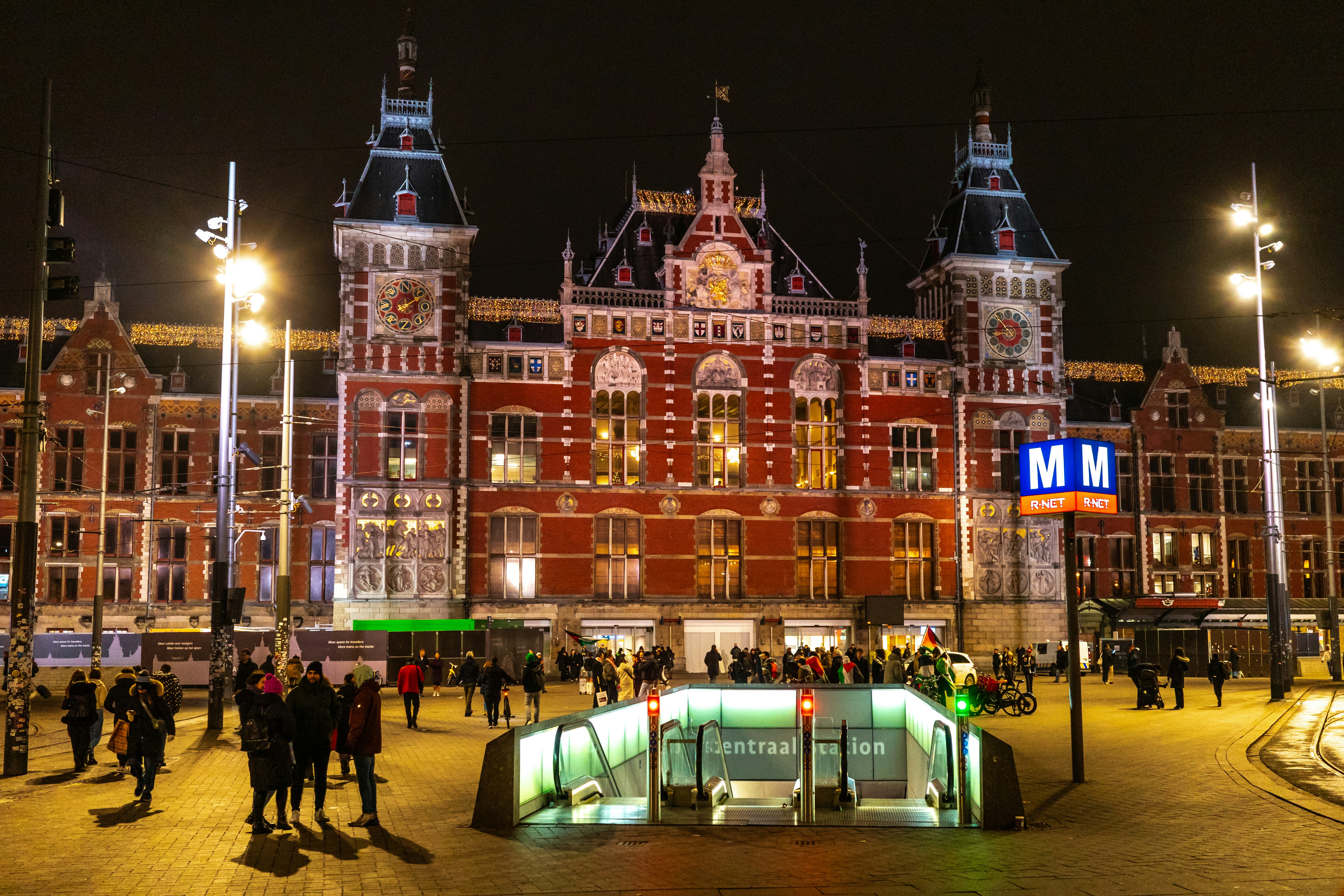 eine Gruppe von Menschen, die vor einem Gebäude stehen