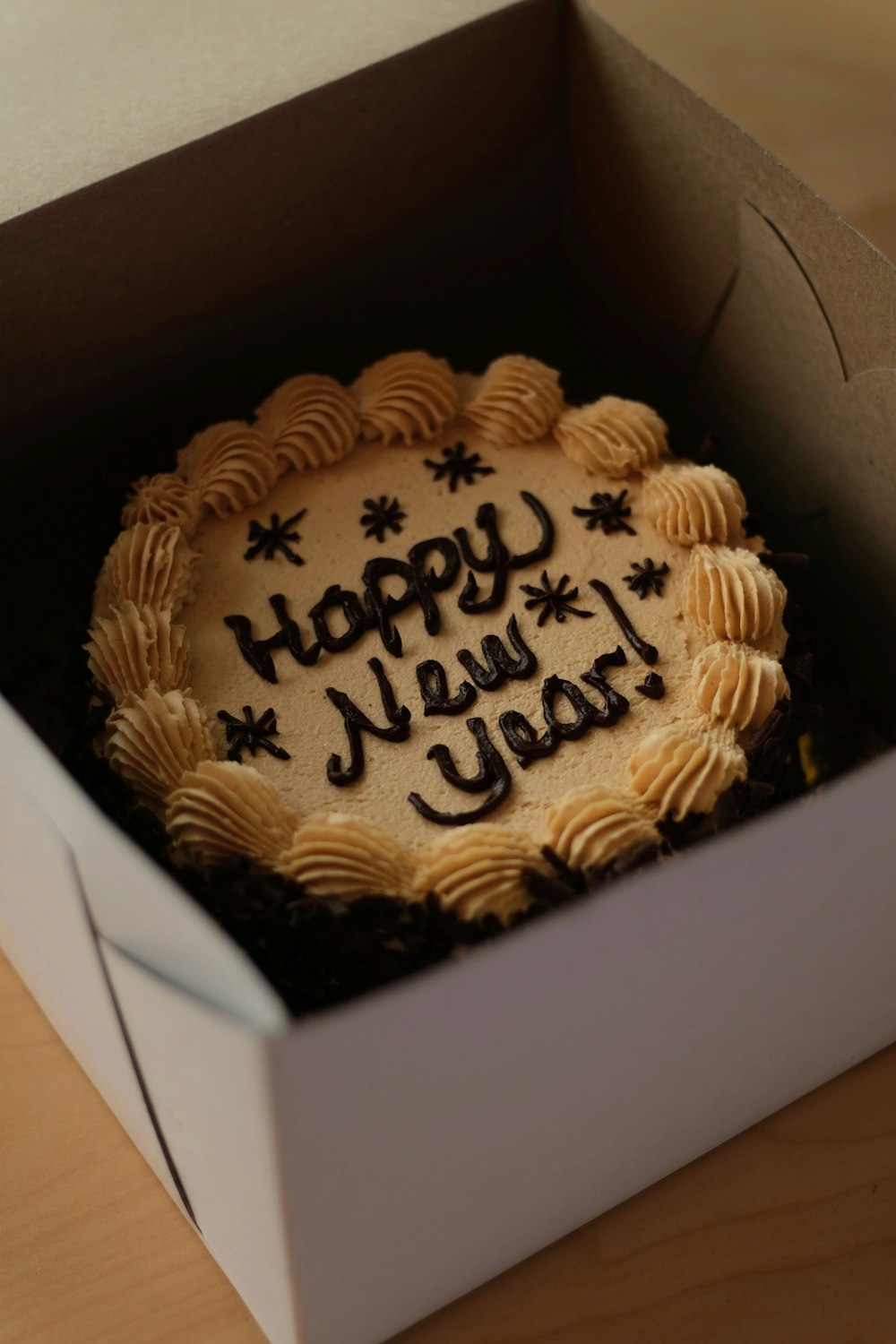 Un pastel de feliz año nuevo en una caja