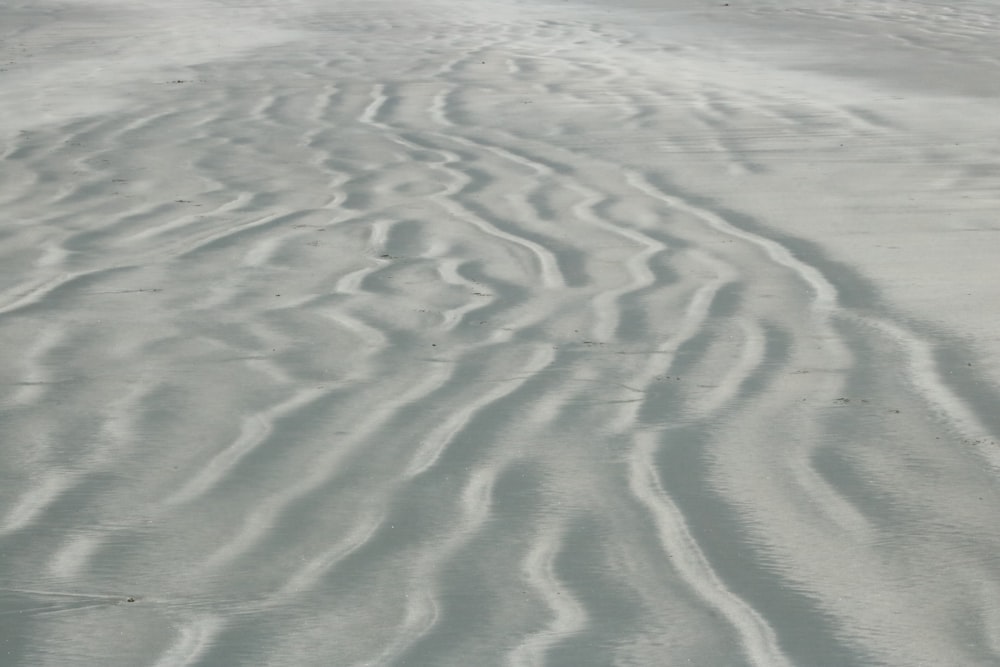 Una playa de arena cubierta de mucha arena blanca
