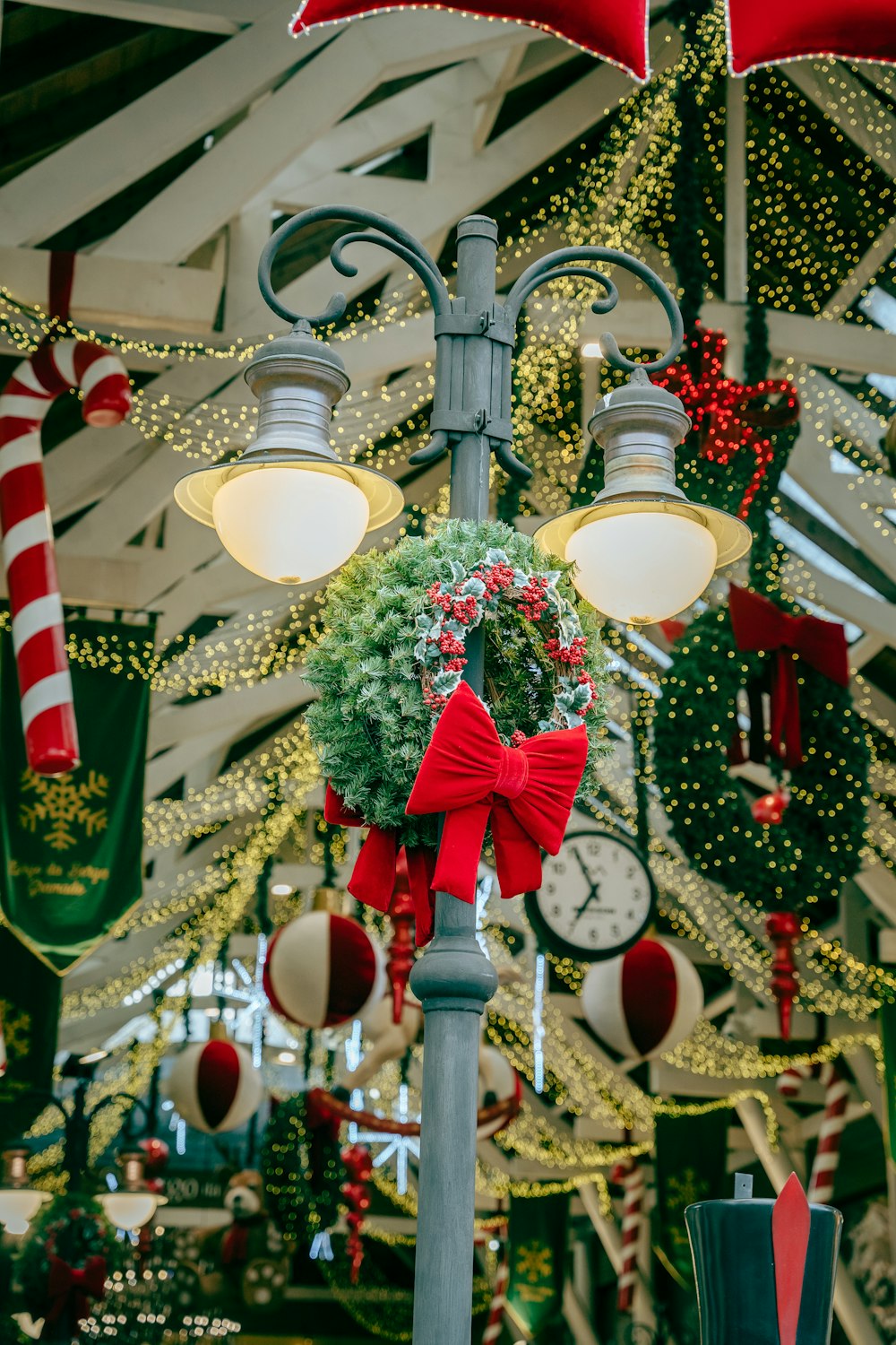 un lampadaire surmonté d’une couronne de Noël