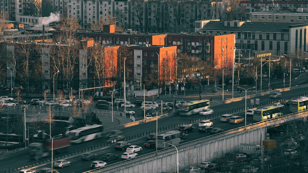 a busy city street filled with lots of traffic